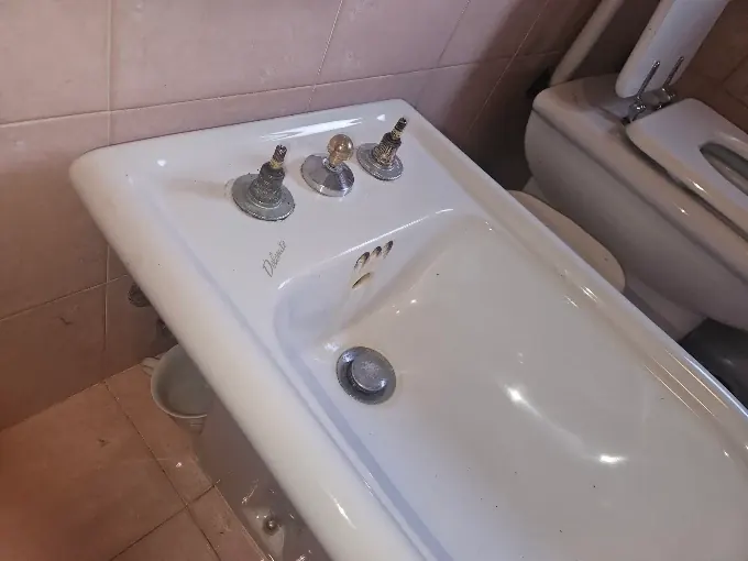 Bidet con rubinetti smontati durante l'intervento