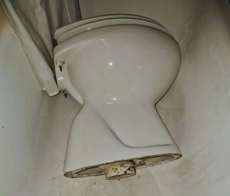 WC smontato con il raccordo di scarico a vista durante la sturatura